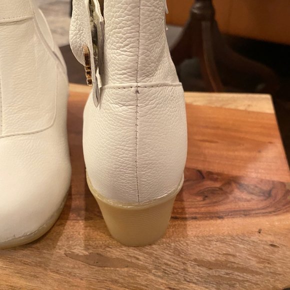 Beautiful White Leather Bowknot Boots Like New - Picture 3 of 4